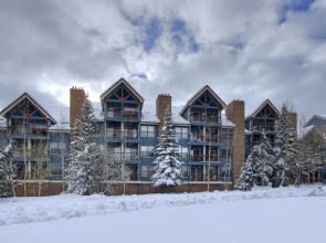 Luminous 2br 2ba - Upscale + Steps To Snowy Fun + Main St 2 Bedroom Condo by RedAwning