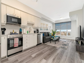 Upscale 1BR Condo - King Bed Private Balcony
