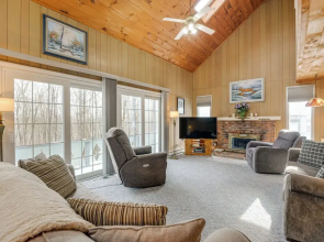 Near Hiking & Skiing: Home in Wilmington!