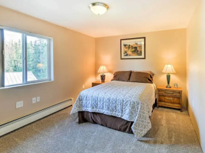 Hillside Anchorage Home by Hiking & Biking Trails!