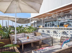 Отель Barcelona Condal Mar Affiliated by Meliá