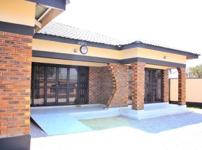 Manacomfy - 14bed House - 4 Baths - Victoria Falls