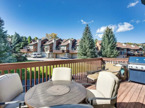 Cozy Colorado Retreat w/ Deck, Grill & Pool Access