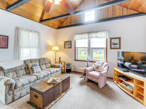 Twin Lakes Cottage: Walk to Elizabeth Lake!
