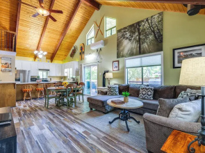 Groveland Home - Walk to Pine Mountain Lake!