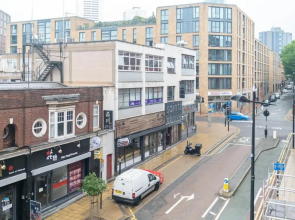 MAEVELA Apartments - Modern 2 Bedroom Apartment - Chinatown, Arcadian, City Centre - Large Juliet Balcony Windows - PS4 & Smart TV's