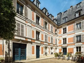 Les Demoiselles à Versailles - Au Pied du Château
