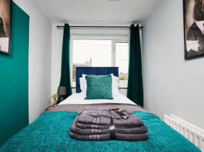 Sleek and Stylish 3 Bed House - Great Location