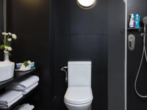 Sea Side by Zvieli Hotels