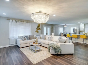 Silver Springs Home: Walk to Downtown!
