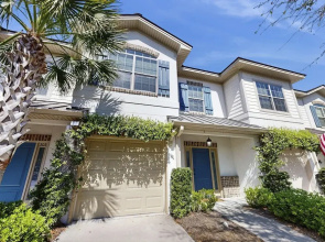 Charming Southern Townhouse W/enclosed Yard & Access to Community Pool