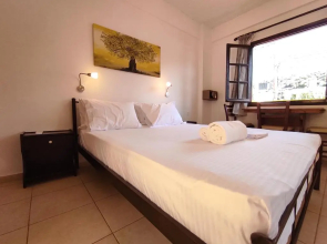 Dedalos n2 Mountain View apartment-30 metres from the beach