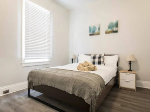 Louisville Dream House 4BR/2BA  by CozySuites