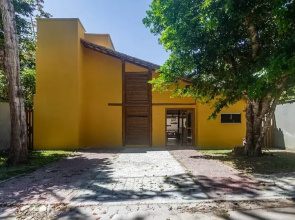 Casa Pet-friendly em Cond com Piscina e 5 Su tes