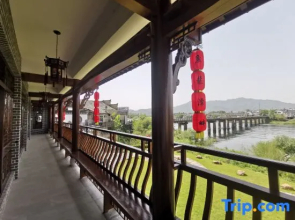 Taohuatan River View Pool Yulongtanpan Inn