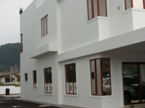 White House Homestay