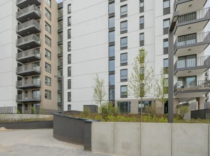Apartment With Parking by Renters