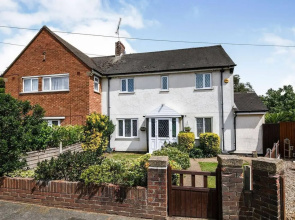 Spacious 3bed Property With Parking Large Garden