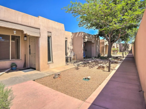 Traditional-style Adobe Casita - Walk to Dtwn