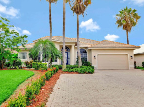 Elegantly Decorated Waterfront Home With Pool and spa