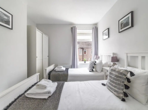 East House-sleeps 5-pet Friendly-garden-parking