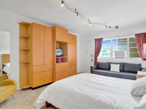 Gorgeous Apartment walking distance to Beach!!