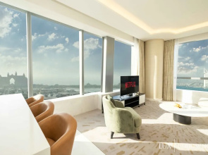 LUX Iconic Views at Palm Tower Suite 4