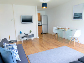 Central Apartment With Free Parking - By Doze