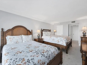 Anchorage Resort 8th Floor Condo In Siesta Key With Private Beach Access, Pool, Boat Dock! 2 Bedroom Condo
