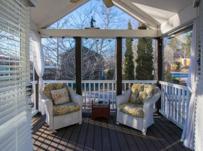 Gorgeous 1BR Tiny Home w Pool Bocce Free Tix