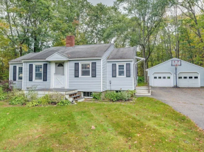 Near Beach: Coastal Maine Getaway w/ Yard