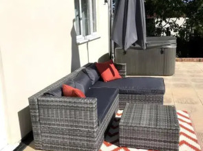 Lovely two bedroom bungalow with hot tub