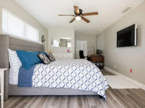 Elegant Heated Pool Home 12 minutes to the beaches of Anna Maria Island and IMG Academy