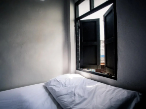 Sleepy Dealer Hostel Bar