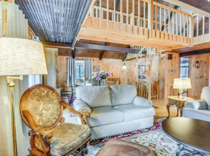 Charming Tamworth Cabin w/ Grill & Fireplace