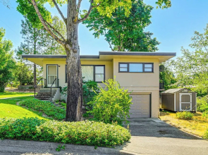 Grants Pass Getaway w/ Expansive Deck!