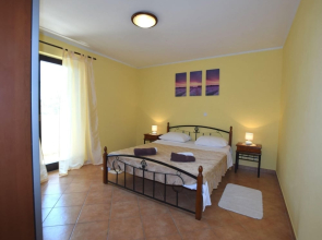 Lovely Apartment With Private Balcony, Pool With Deckchairs, Fenced Garden, bbq