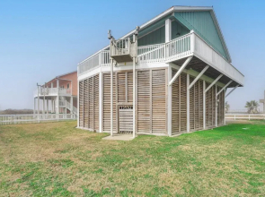 Oceanfront Crystal Beach Vacation Home w/ Deck!