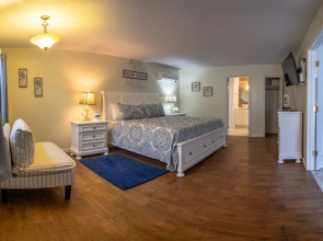 Elegant Suite with Jacuzzi