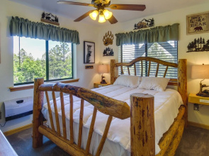 2 Mi to Show Low Lake: Scenic Cabin w/ Balcony
