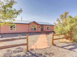 Stunning Views: Quiet Bluff Home Near Hiking!