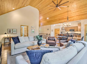 Luxe Wintergreen Resort Escape w/ Hot Tub!