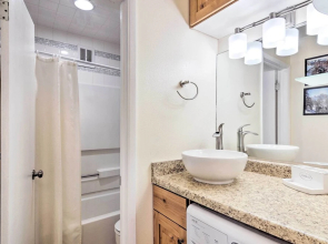 Cozy Studio w/ Fireplace ~ 1 Mi to Ski Resort