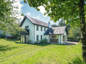 Spacious Kenmare Home to Sleep 8 Free use of Pool Onsite