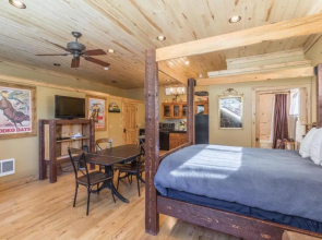 Lotus Mountain Suites West Suite
