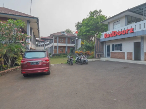 RedDoorz Plus @ Megamendung Puncak Bogor 2