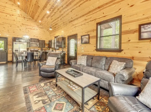 Cabin w/ Hot Tub & Deck: 5 Mi to Broken Bow Lake