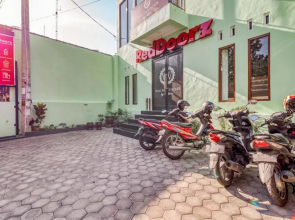 RedDoorz near Jogja National Museum