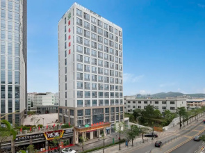 Vienna Hotel (Shenzhen Henggang Metro Station)