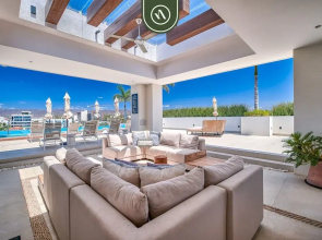2BR Condo With Rooftop Pool - 2 Min Walk to Beach